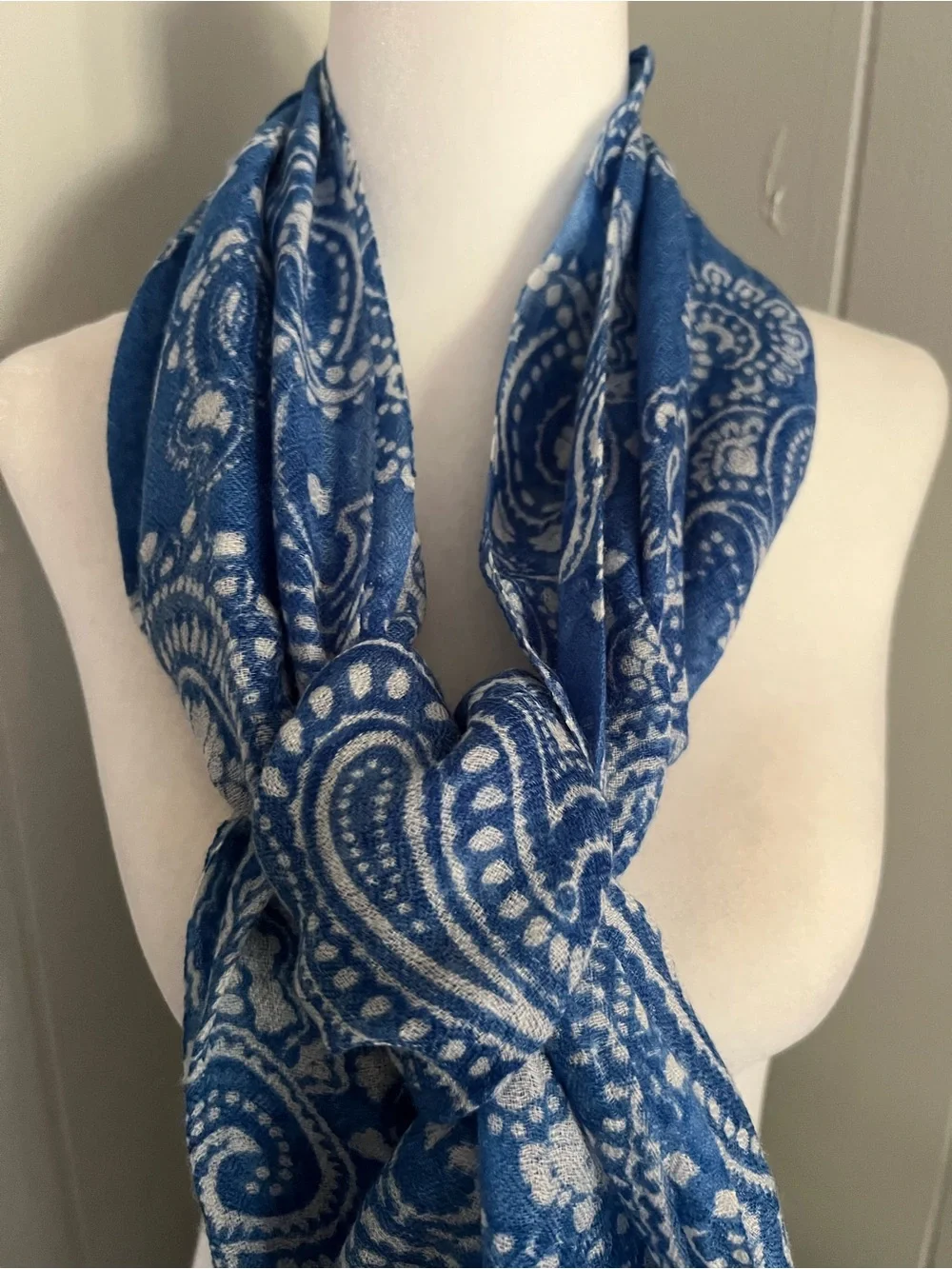 J. McLaughlin Blue Paisley Print Lightweight 100% Wool Wrap Shawl Scarf
